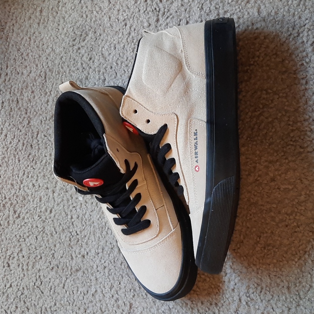 Airwalk ~ Men's size 10.5 ~ Hightop sneakers